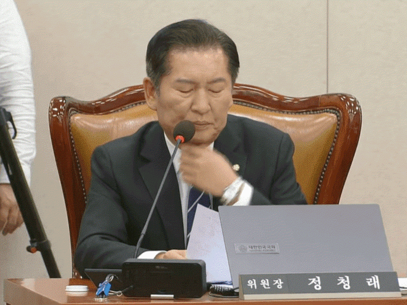 오늘(9일) 열린 법사위 전체회의에서 정청래 위원장이 울컥하고 있다