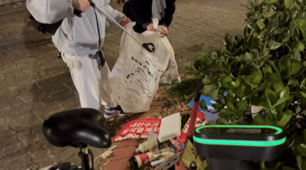 사진은 여성들이 집회 거리를 청소하는 모습. /사진=유튜브 '뉴탐사' 캡처