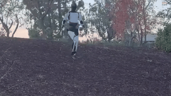 테슬라 옵티머스 로봇이 카메라의 도움 없이 경사진 지형을 자연스럽게 오르내리는 모습이 공개됐다. (영상=DPCcars 유튜브)