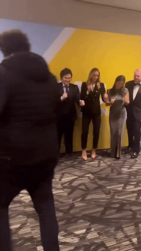 하비에르 밀레이 아르헨티나 대통령이 이달 초 자국에서 열린 보수정치행동회의(CPAC)에 참석해 춤을 추고 있다. 밀레이 오른쪽이 도널드 트럼프 미국 대통령 당선인의 둘째 며느리인 라라 트럼프다. /인스타그램