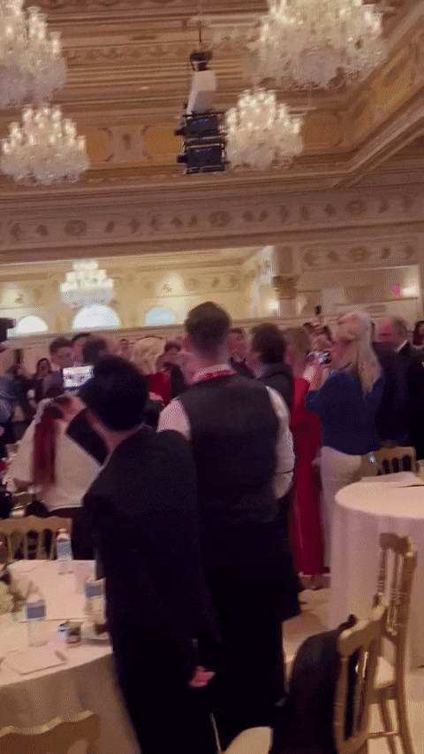 하비에르 밀레이 아르헨티나 대통령이 지난달 도널드 트럼프 미국 대통령 당선인의 플로리다주 마러라고 자택에서 열린 만찬에서 YMCA 노래에 맞춰 춤을 추고 있다. /X(옛 트위터)