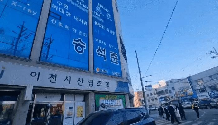 10일 화난 시민들이 이천시 중리동에 위치한 송석준 국민의힘 의원 지역사무실에 계란을 던지고 있다. 독자 제공