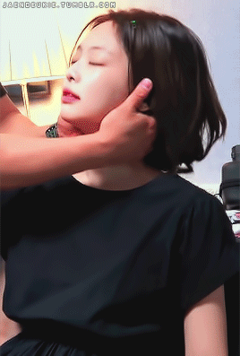 걸그룹 블랙핑크의 제니가 카이로프택틱 치료를 받는 모습. /사진=제니 SNS 캡처