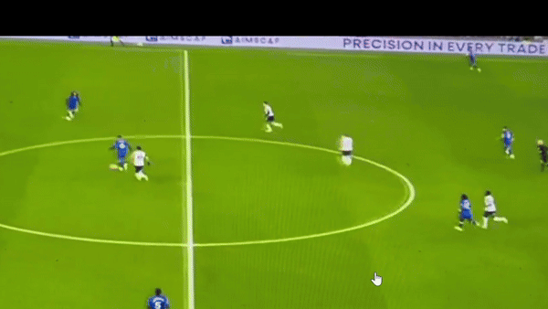 [서울=뉴시스] 2024년 12월 9일 첼시 소속 쿠쿠렐라가 토트넘과의 프리미어리그 경기에 나섰다가 미끄러져 공을 헌납하고 실점하는 장면.(사진=엑스 옛 트위터 갈무리)  *재판매 및 DB 금지