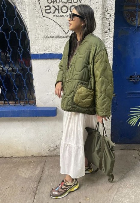 올리브그린 컬러 패딩재킷 착용한 여성