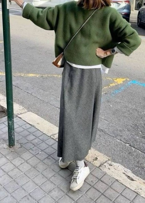 올리브그린 컬러의 스웨터