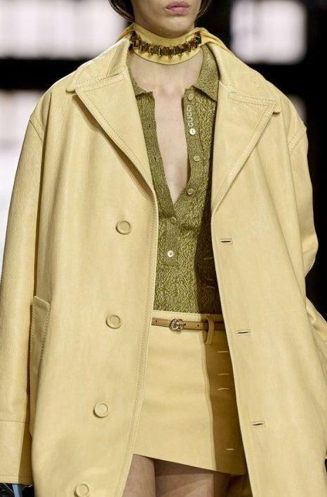 옐로우 의상으로 칙칙함 날리기