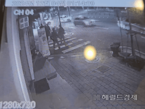 지난 12월 4일 서울 서대문구 ‘여론조사 꽃’ 건물 인근에서 무장한 계엄군의 모습이 찍혔다. 박지영 기자.