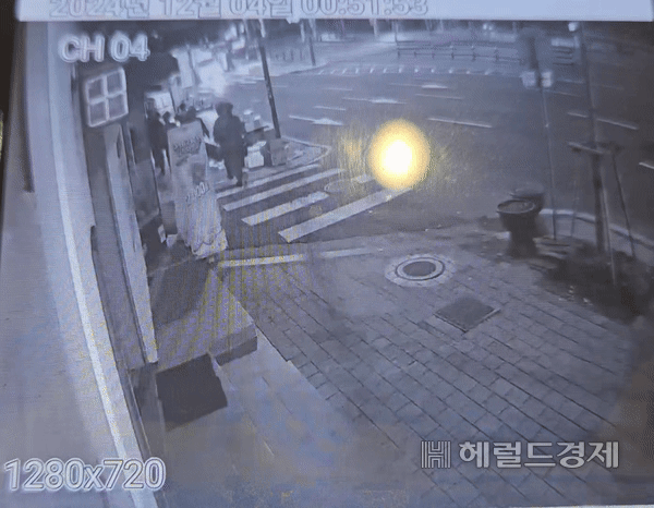 국회에서 계엄 해제안 표결이 진행되고 있었던 4일 오전 0시 50분께 계엄군이 ‘여론조사 꽃’ 방향으로 뛰어가고 있다. 박지영 기자.