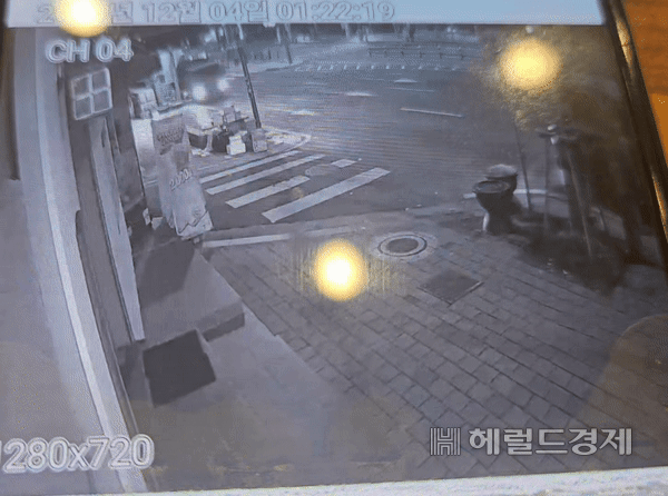 4일 오전 1시 22분께 군용 수송 트럭이 여론조사 꽃 건물 인근에 들어오고 있다. 이외에도 1대의 트럭이 더 포착됐다. 박지영 기자.