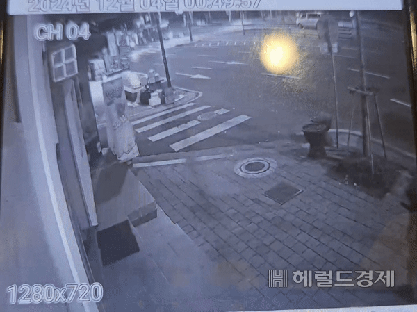 여론조사 꽃 건물 인근에서 총을 든 계엄군이 폐쇄회로(CC)TV에 포착됐다.