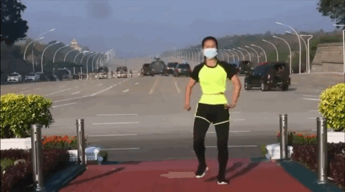 미얀마 군부가 쿠데타를 벌인 2021년 2월 수도 네피도 의회 앞 광장에서 한 여성이 에어로빅 영상을 촬영하고 있다. 여성의 뒤로 장갑차가 국회의원들을 체포하려 의회로 향하고 있다. 에어로빅에 집중하느라 어떤 일이 생겼는지 깨닫지 못한 채 몸을 흔들어대는 여성과 4년 가까이 이어지는 내전의 시작을 알리는 군사 행렬은 쿠데타라는 비극적 현실과 인간의 일상이 어색하게 맞물리면서 화제가 됐다. 에어로빅 미얀마 댄스 페이스북