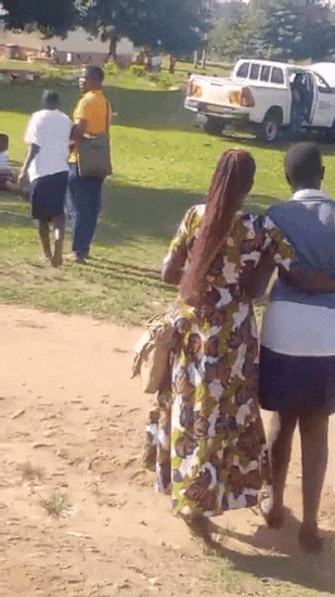 우간다 분디부교 지구에 신종 질병 '딩가딩가' 병이 확산되고 있다. 딩가딩가병으로 몸을 흔드는 모습이라며 온라인에 확산되고 있는 영상 캡처. 사진=엑스(@Uganda_Expozed) 캡처