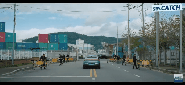 SBS 금토 드라마 ‘열혈사제 2’에 이하늬와 김남길이 폴스타 4를 타고 등장했다. (사진=유튜브 채널 ‘SBS 캐치’ 캡쳐)