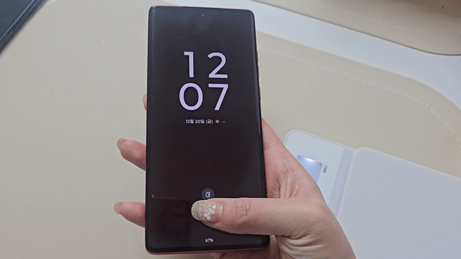 엣지50 퓨전 지문 인식으로 잠금화면 푸는 모습 (영상=지디넷코리아)