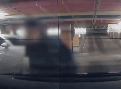 이중주차 차량을 억지로 장애인주차구역 앞으로 옮겨 불법주차로 허위 신고한 남성의 사연이 알려졌다. 22일 유튜브 채널 '한문철TV'에서는 지난달 30일 밤 경기 용인시 기흥구 한 아파트 주차장에서 한 운전자가 겪은 황당한 사건에 대해 소개했다. 유튜브채널 '한문철TV'