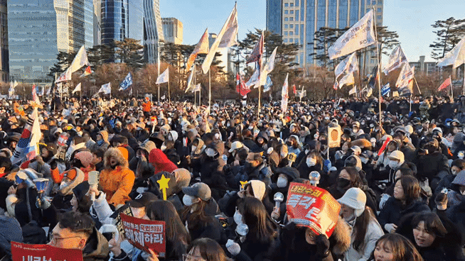 윤석열 대통령 탄핵소추안이 14일 국회 본회의에서 가결되면서 서울 여의도 국회대로 앞에선 환호성이 나왔다. 김도윤 기자
