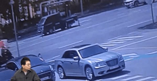 [서울=뉴시스] 지난 18일 유튜브 채널 '한문철TV'에는 '아무것도 없는 도로에서 오토바이 운전자 목을 감아버린 무언가, 게다가 전방주시 태만을 주장하는 상대방'이라는 제목의 영상이 올라왔다. (사진=유튜브 갈무리) *재판매 및 DB 금지