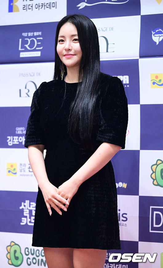 미소머금고 이미지
