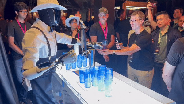 로보택시 행사에서 선보인 옵티머스 로봇의 모습 (출처=로버트 스코블 엑스 @Scobleizer)