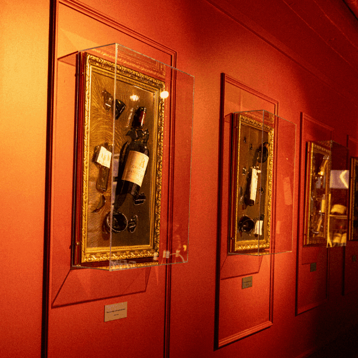 뱅룩의 독특한 인테리어. 깨진 병을 표현한 액자는 ‘이제는 병으로 마시지 말고 깨부숴서 잔으로 마시자’는 뱅룩의 메시지가 담겨있다. 뱅룩