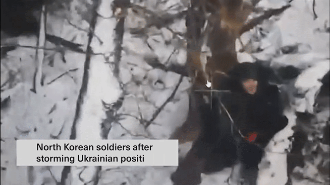 우크라이나군 무인기(드론)에 의해 공격당하는 북한군 모습이라며 젤렌스키 우크라이나 대통령이 17일(현지시간) 자신의 사회관계망서비스(SNS) 엑스(X)에 올린 영상. [젤렌스키 대통령 엑스 게시물 갈무리]