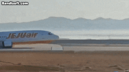 무안공항 여객기 사고 순간 모습   [MBC 캡처]