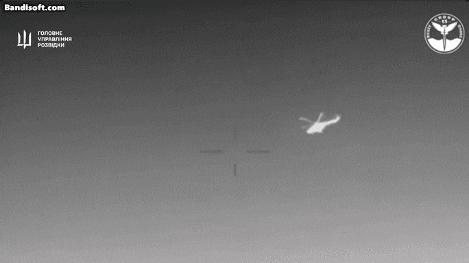 러시아군 헬리콥터가 우크라이나군 해상 드론이 쏜 미사일에 격추돼 추락하는 모습./엑스(X·옛 트위터)