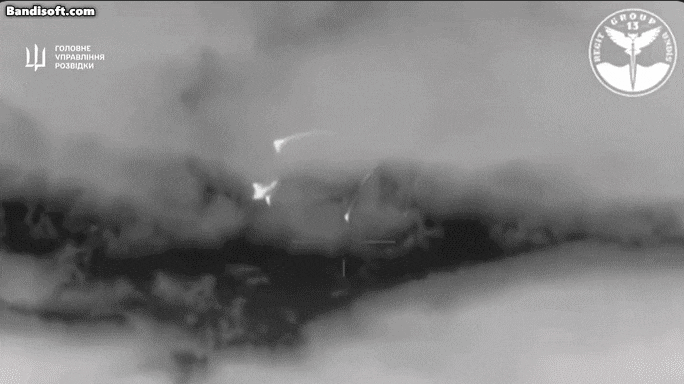 러시아군 헬리콥터가 우크라이나군 해상 드론이 쏜 미사일에 격추돼 추락하는 모습./엑스(X·옛 트위터)