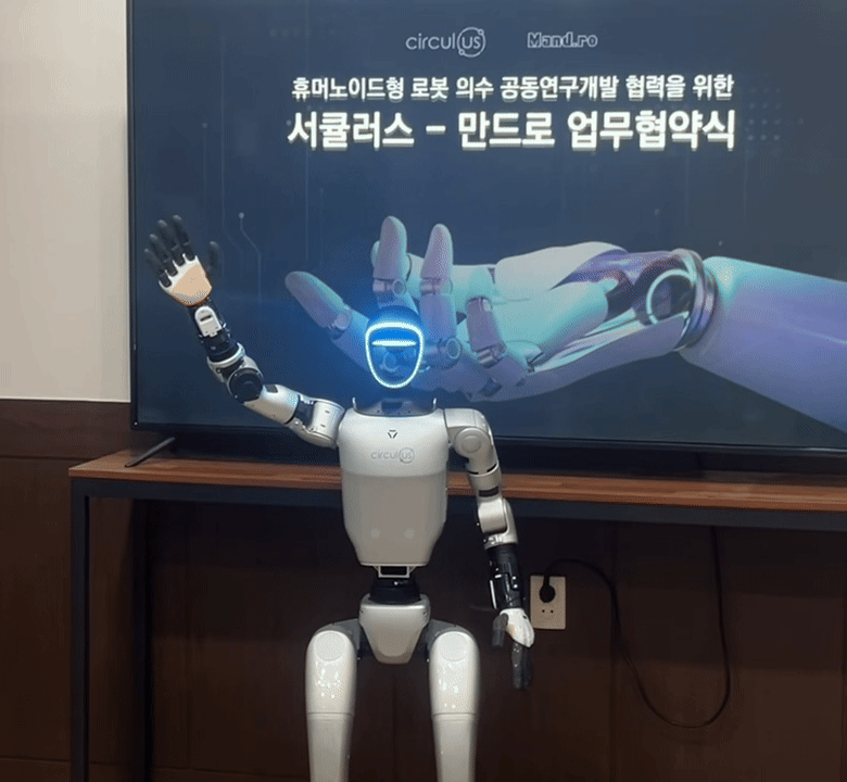 중국 유니트리의 휴머노이드 'G1'을 기반으로 개발되고 있는 '파이온(PiOn)'의 모습. 서큘러스의 AI 기술과 만드로의 로봇 손이 적용됐다. (사진=만드로)