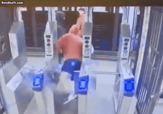 뉴욕 지하철 승강장에서 한 남성이 승객을 선로 밑으로 밀쳐 넘어뜨리는 모습. 구조된 피해자는 골절 등의 부상을 입고 병원으로 이송됐다. /X(옛 트위터)