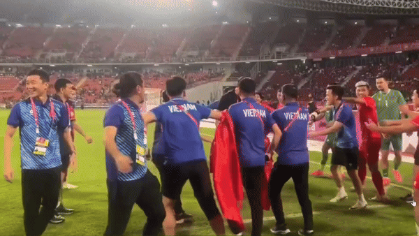 [서울=뉴시스] 2025년 1월 5일  태국 방콕의 라차망칼라 국립경기장에서 열린 태국과 베트남의 2024 아세안 미쓰비시일렉트릭컵 결승 2차전에서 승리한 후 우승 세리머니로 춤을 추는 김상식 감독.(사진=엑스 옛 트위터 갈무리) *재판매 및 DB 금지