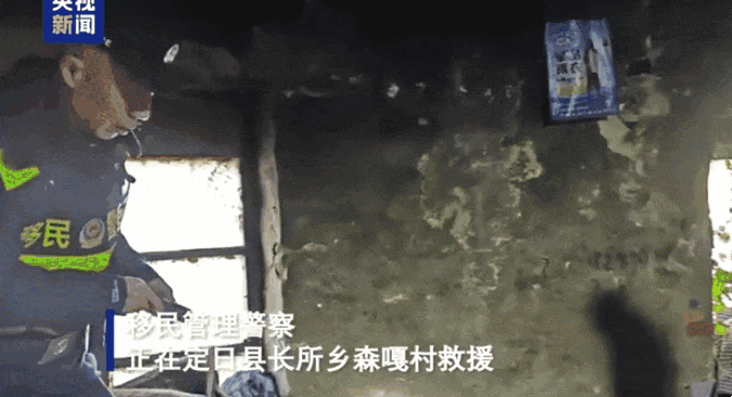 경찰을 마주한 뒤 울음을 터뜨리는 티베트 주민. 7일(현지시간) 중국 남서부 티베트 자치구 시짱에서 규모 6.8(미국 지질조사국 발표 7.1)의 강진이 발생해 주택과 건물 등이 무너지는 피해가 발생했다. 당국은 현재까지 50여 명이 사망했다고 밝혔다. CCTV 캡처