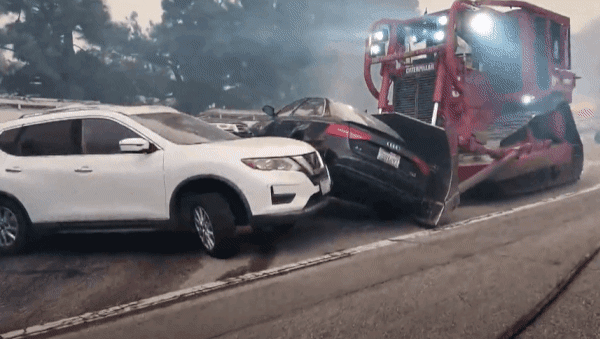 7일(현지시간)  퍼시픽 팰리세이즈 산불 현장에서 구급대원이 불도저를 동원해 거리에서 버려진 차량을 치우고 있다 [NBC뉴스]