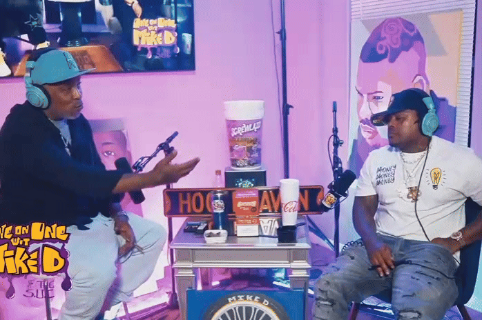 미국에서 래퍼가 출연하는 유튜브 방송 중 바지 안에 들어있던 총이 발사되는 모습. /유튜브 영상