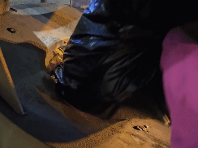 서울시 동대문구 한 서울형 가로 쓰레기통 안에서 발견된 불법투기 쓰레기. 김광우 기자.