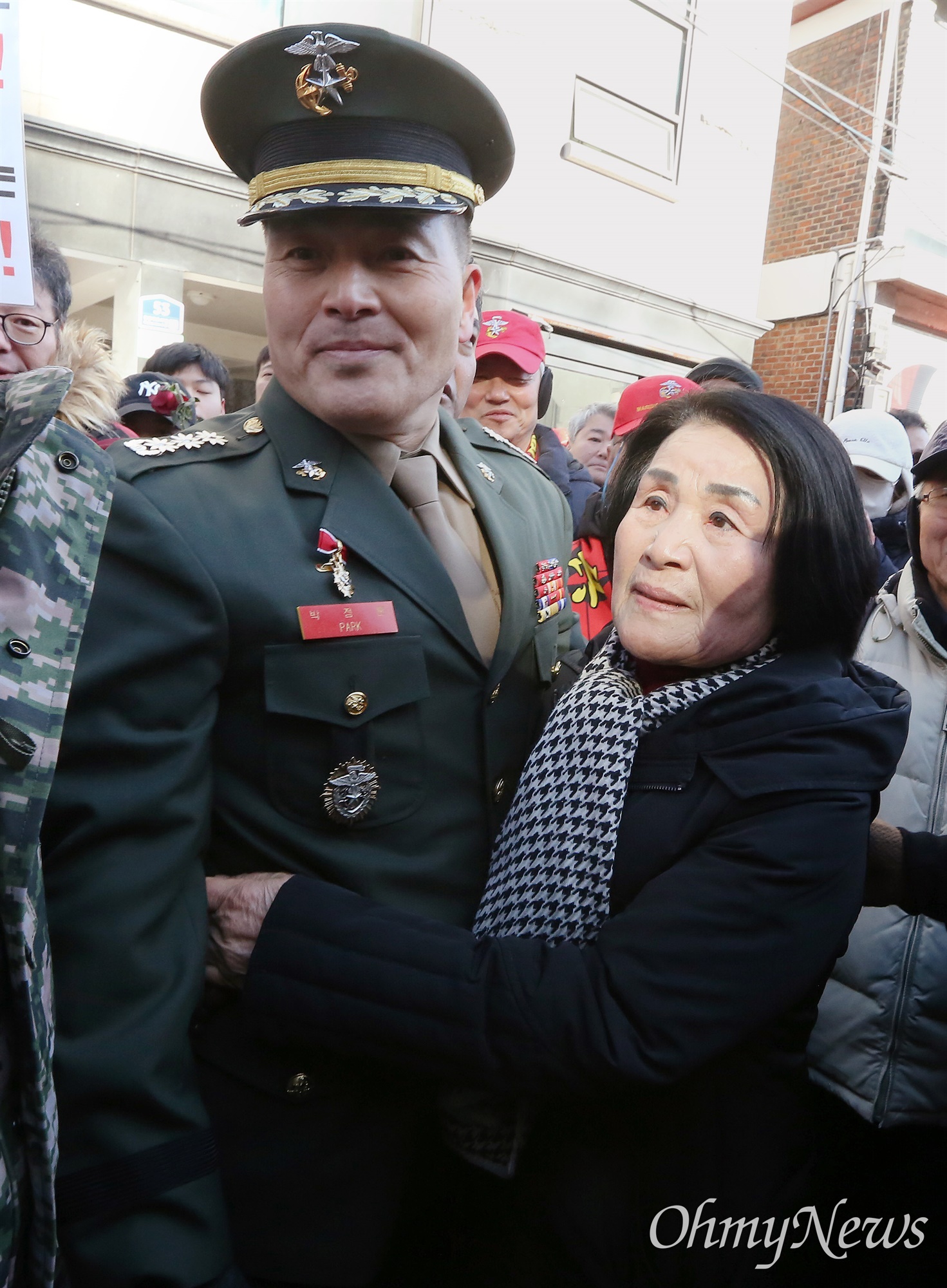 [오마이포토] 어머니와 포옹하는 박정훈 대령