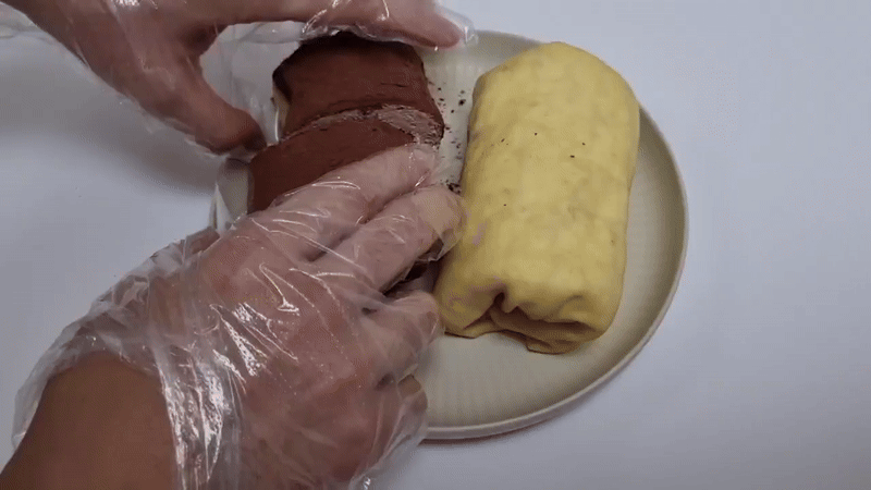 제품은 ‘405 생크림수건케이크’, ‘405 초코수건케이크’ 총 두 가지다. CU 자체 베이커리 브랜드 ‘베이크하우스(BakeHouse) 405’가 만들었다. (사진=한전진 기자)