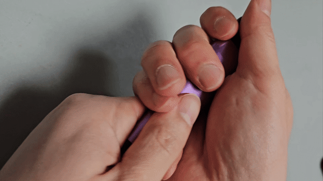 일회용 전자담배를 분해하기 위해 손으로 있는 힘껏 부품을 분리해 봤지만 소용 없었다. 김광우 기자.