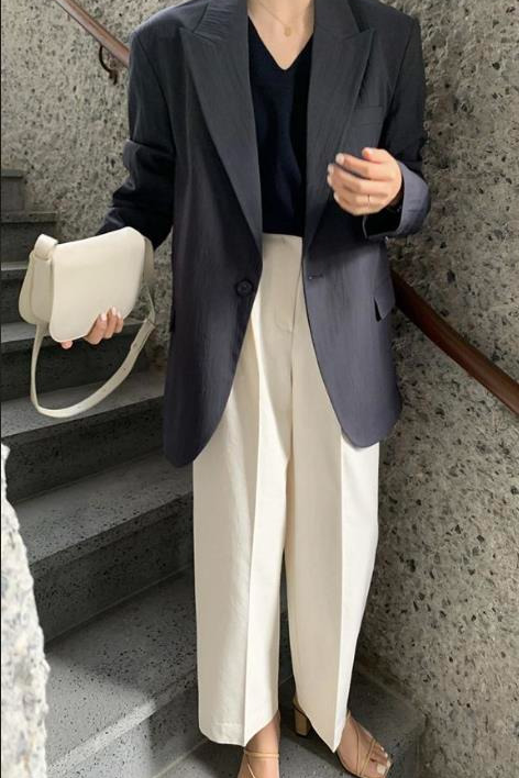 딥한 차콜 그레이