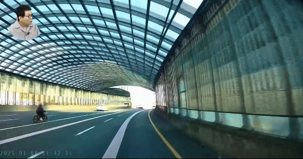 부산에서 어린 학생들이 앞뒤로 전기자전거에 앉아 고속도로를 위험천만하게 주행했다는 사연이 전해졌다. (영상=한문철 TV)