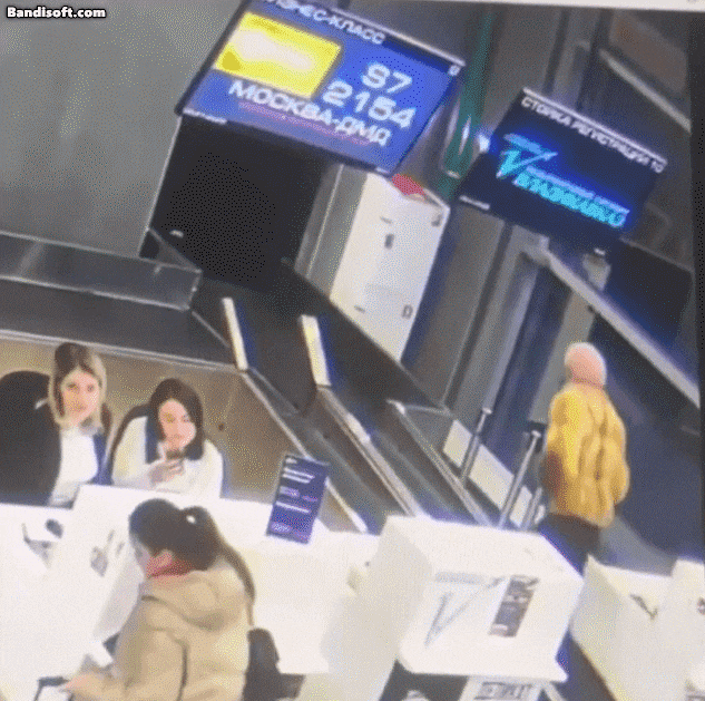 러시아 공항에서 한 여성이 탑승 통로로 착각하고 수하물 컨베이어 벨트에 올라타는 모습. [엑스]