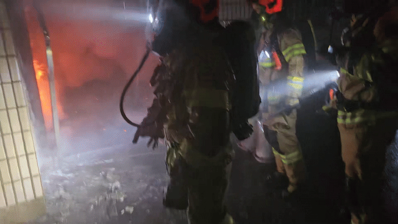 지난해 9월 21일, 충북 청주의 한 여관 화재 당시 장면 (화면제공 : 청주 동부소방서).