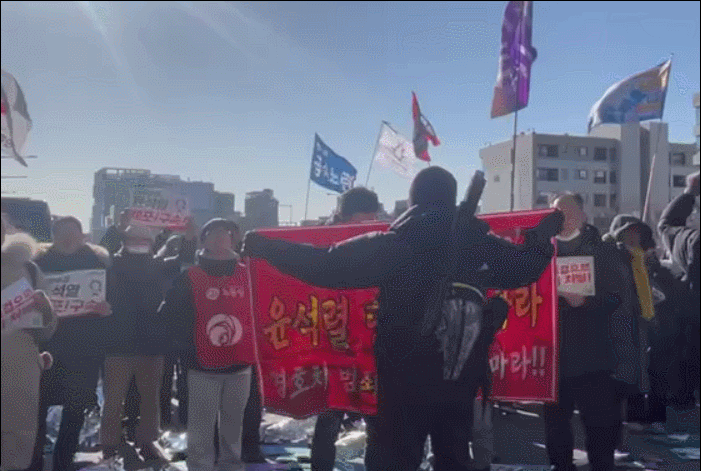 윤석열 대통령이 공수처에 출석한다는 소식이 들리자 환호하는 집회 참가자 모습. /영상=이현수 기자