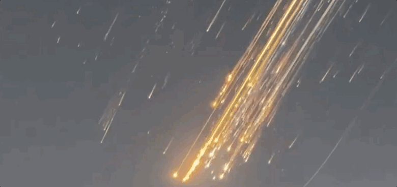 폭발 이후 카리브해 상공에서 우주선이 폭발한 모습을 포착한 이들의 사진과 영상이 사회관계망서비스(SNS)에 다수 올라왔다. SNS에 올라온 영상에는 우주선 파편들이 붉은색과 흰색의 꼬리를 남기며 빠르게 낙하하는 모습이 담겼다. X(엑스)