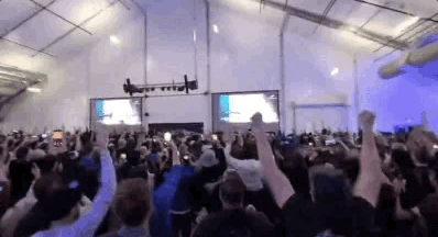 베이조스는 이날 로켓 발사 후 블루오리진 직원들이 펄쩍펄쩍 뛰고 환호성을 지르는 모습을 담은 영상을 SNS에 올려 기쁨을 표현했다. 제프 베이조스 X