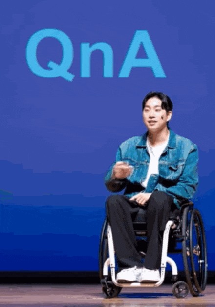 유튜버 박위가 스스로 일어서며 걷는 영상을 공개했다./인스타그램