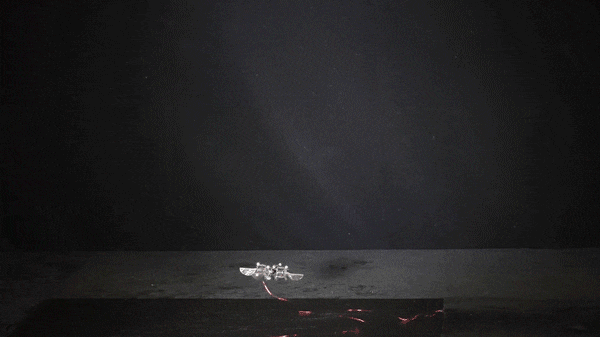 MIT 연구진이 개발한 로봇 곤충은 다른 비행 로봇보다 훨씬 빠르게 날 수 있으며, 공중 뒤집기와 같은 곡예 기동도 가능하다. /MIT