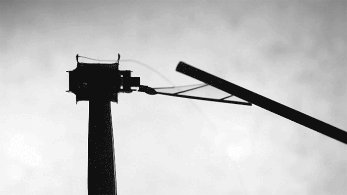 파리 모양의 로봇이 막대기가 지나갈 때 날개를 펄럭인다. 이 작은 공중 로봇의 새로운 디자인은 이전 버전보다 훨씬 더 견고하고 내구성이 뛰어나다. /MIT