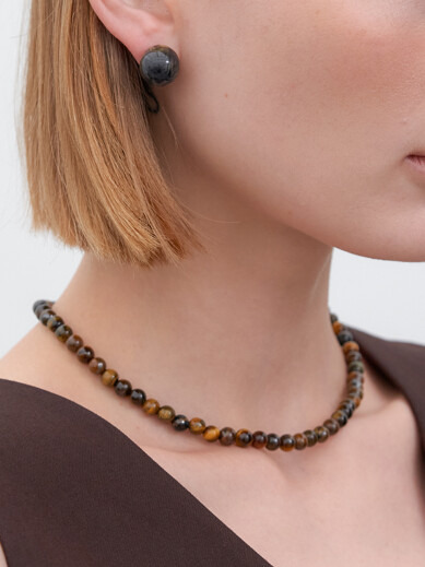 브라운 색감의 귀걸이